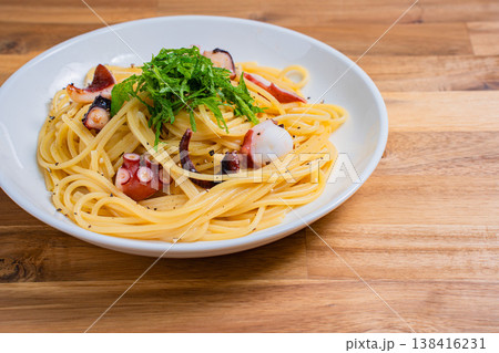 タコと大葉の和風パスタ、シンプルな味付けのスパゲッティ タコと大葉の和風パスタ、シンプルな味付けのスパゲッティ 138416231