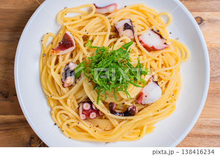 タコと大葉の和風パスタ、シンプルな味付けのスパゲッティ タコと大葉の和風パスタ、シンプルな味付けのスパゲッティ 138416234