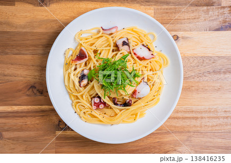 タコと大葉の和風パスタ、シンプルな味付けのスパゲッティ タコと大葉の和風パスタ、シンプルな味付けのスパゲッティ 138416235