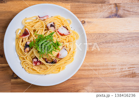タコと大葉の和風パスタ、シンプルな味付けのスパゲッティ タコと大葉の和風パスタ、シンプルな味付けのスパゲッティ 138416236