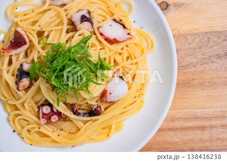 タコと大葉の和風パスタ、シンプルな味付けのスパゲッティ タコと大葉の和風パスタ、シンプルな味付けのスパゲッティ 138416238