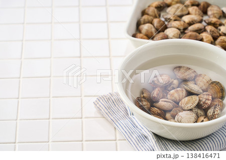 あさりの塩抜き 白いボウルに水を張った下ごしらえの様子 138416471