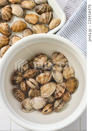 あさりの塩抜き 白いボウルに水を張った下ごしらえの様子 138416476