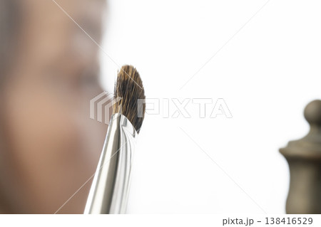 メイク道具で化粧をする 138416529