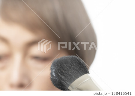 メイク道具で化粧をする メイク道具で化粧をする 138416541