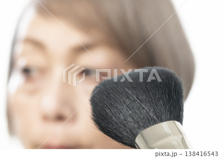 メイク道具で化粧をする 138416543