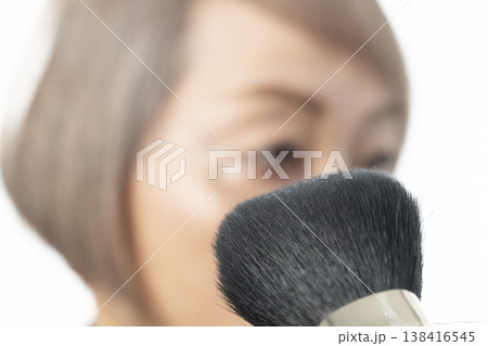 メイク道具で化粧をする 138416545