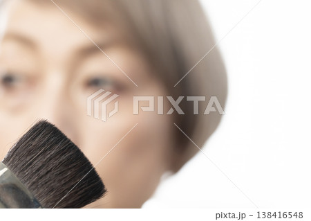 メイク道具で化粧をする 138416548