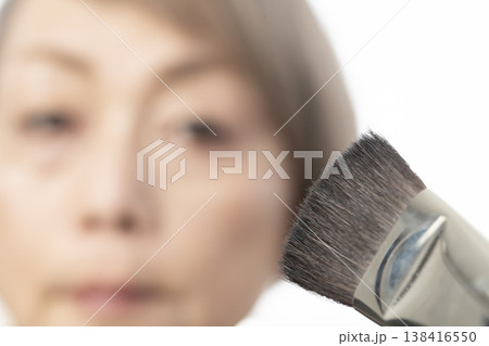 メイク道具で化粧をする メイク道具で化粧をする 138416550