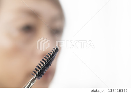 メイク道具で化粧をする 138416553
