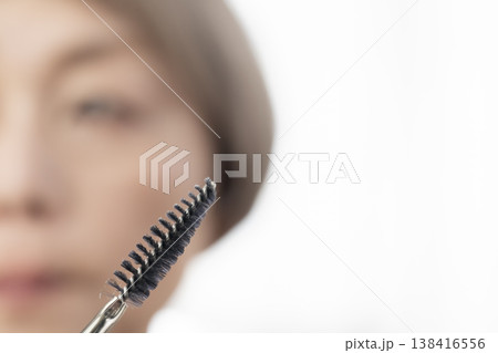 メイク道具で化粧をする メイク道具で化粧をする 138416556