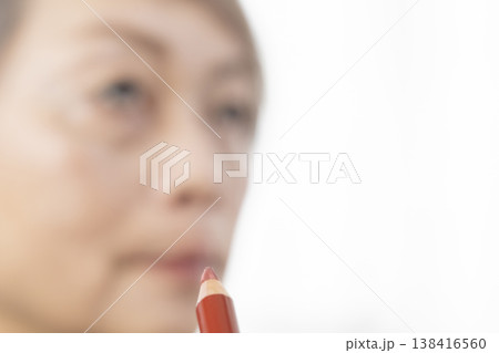 メイク道具で化粧をする メイク道具で化粧をする 138416560