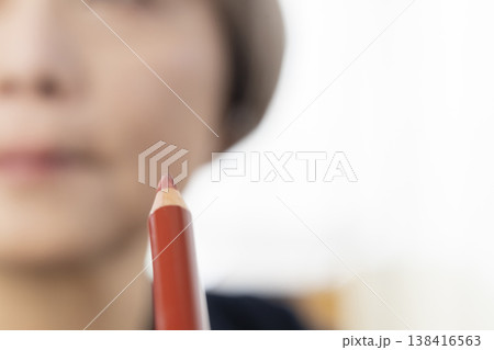 メイク道具で化粧をする 138416563