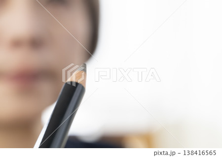 メイク道具で化粧をする 138416565