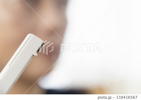 メイク道具で化粧をする 138416567