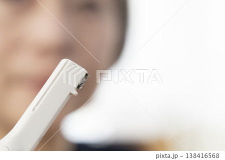 メイク道具で化粧をする 138416568