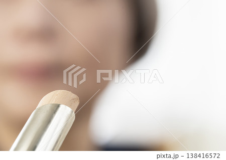 メイク道具で化粧をする 138416572
