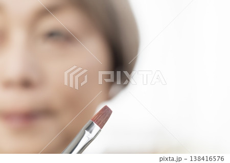 メイク道具で化粧をする 138416576