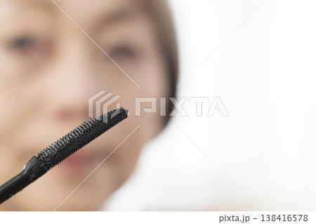 メイク道具で化粧をする メイク道具で化粧をする 138416578