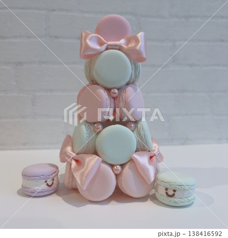 パステルマカロンタワーとかわいいマカロンのキャラクター 138416592