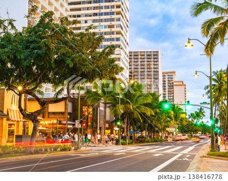 ハワイ　夕暮れのワイキキ　カラカウア通り 138416778