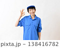 OKサインする中高年の女性の作業スタッフ 138416782