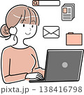 パソコンでメールやファイルを管理する女性 138416798