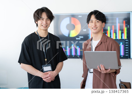 オフィスのパソコンで仕事をする若い男性エンジニア オフィスのパソコンで仕事をする若い男性エンジニア 138417365