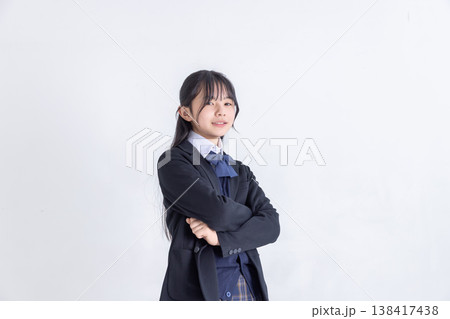 腕を組む制服を着た女の子 腕を組む制服を着た女の子 138417438
