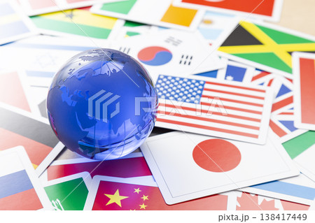 ガラスの地球儀と様々な国旗 138417449