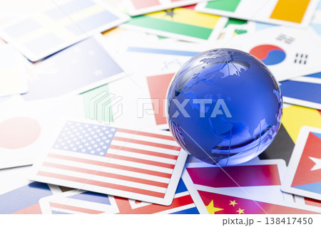 ガラスの地球儀と様々な国旗 ガラスの地球儀と様々な国旗 138417450