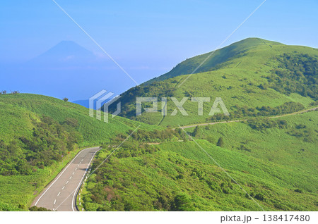 伊豆半島の伊豆山稜線歩道 緑の古稀山山頂より望む富士山と達磨山に西伊豆スカイライン 伊豆半島の伊豆山稜線歩道 緑の古稀山山頂より望む富士山と達磨山に西伊豆スカイライン 138417480