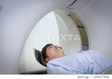 頭部CT検査を受ける中高年女性 頭部CT検査を受ける中高年女性 138417545