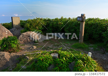 伊豆半島の伊豆山稜線歩道 夏の朝の達磨山山頂より望む富士山 伊豆半島の伊豆山稜線歩道 夏の朝の達磨山山頂より望む富士山 138417572
