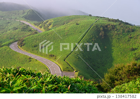 伊豆半島の伊豆山稜線歩道 達磨山より望む草原に続く縦走路と古稀山と西伊豆スカイライン 伊豆半島の伊豆山稜線歩道 達磨山より望む草原に続く縦走路と古稀山と西伊豆スカイライン 138417582