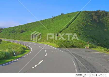 伊豆半島の伊豆山稜線歩道　戸田駐車場の緑の山地とドライブウェイ 138417586