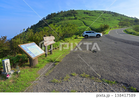 伊豆半島の伊豆山稜線歩道 戸田駐車場より望む夏の達磨山 伊豆半島の伊豆山稜線歩道 戸田駐車場より望む夏の達磨山 138417589