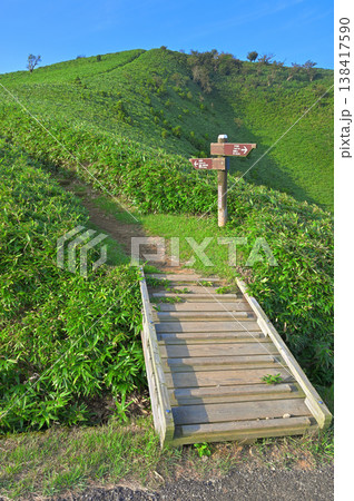伊豆半島 戸田駐車場の伊豆山稜線歩道の登り口 夏緑の山地 伊豆半島 戸田駐車場の伊豆山稜線歩道の登り口 夏緑の山地 138417590