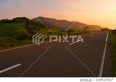 伊豆半島の伊豆山稜線歩道 西伊豆スカイラインのあせびヶ原から望む朝焼けの小達磨山 伊豆半島の伊豆山稜線歩道 西伊豆スカイラインのあせびヶ原から望む朝焼けの小達磨山 138417637