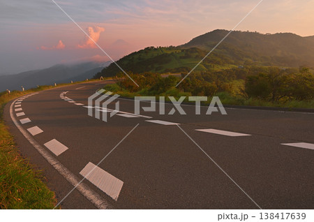 伊豆半島の伊豆山稜線歩道 西伊豆スカイラインから望む朝焼けの富士山と小達磨山 伊豆半島の伊豆山稜線歩道 西伊豆スカイラインから望む朝焼けの富士山と小達磨山 138417639
