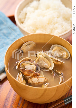 あさりの味噌汁 木製お椀に盛った家庭的な和食の一汁 138417770