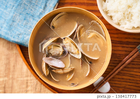 あさりの味噌汁 木製お椀に盛った家庭的な和食の一汁 あさりの味噌汁 木製お椀に盛った家庭的な和食の一汁 138417773