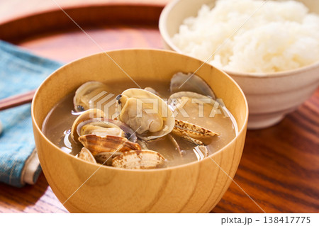 あさりの味噌汁 木製お椀に盛った家庭的な和食の一汁 138417775
