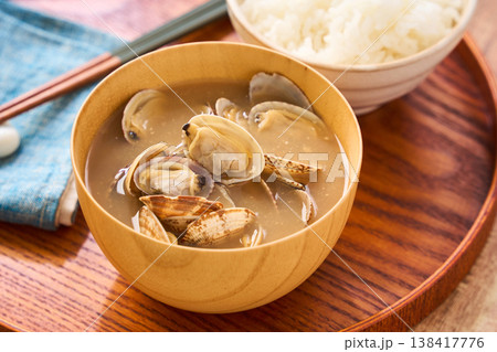あさりの味噌汁 木製お椀に盛った家庭的な和食の一汁 138417776