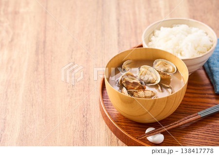 あさりの味噌汁 木製お椀に盛った家庭的な和食の一汁 138417778
