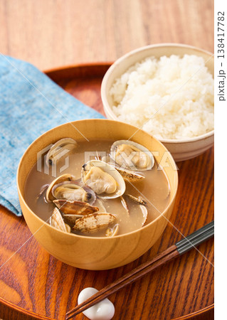 あさりの味噌汁 木製お椀に盛った家庭的な和食の一汁 138417782
