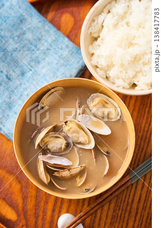 あさりの味噌汁 木製お椀に盛った家庭的な和食の一汁 あさりの味噌汁 木製お椀に盛った家庭的な和食の一汁 138417783