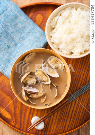 あさりの味噌汁 木製お椀に盛った家庭的な和食の一汁 138417784