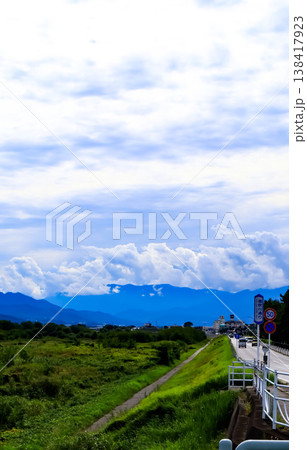 夏の笛吹川河川敷 138417923
