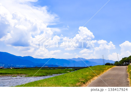 夏の笛吹川河川敷 138417924